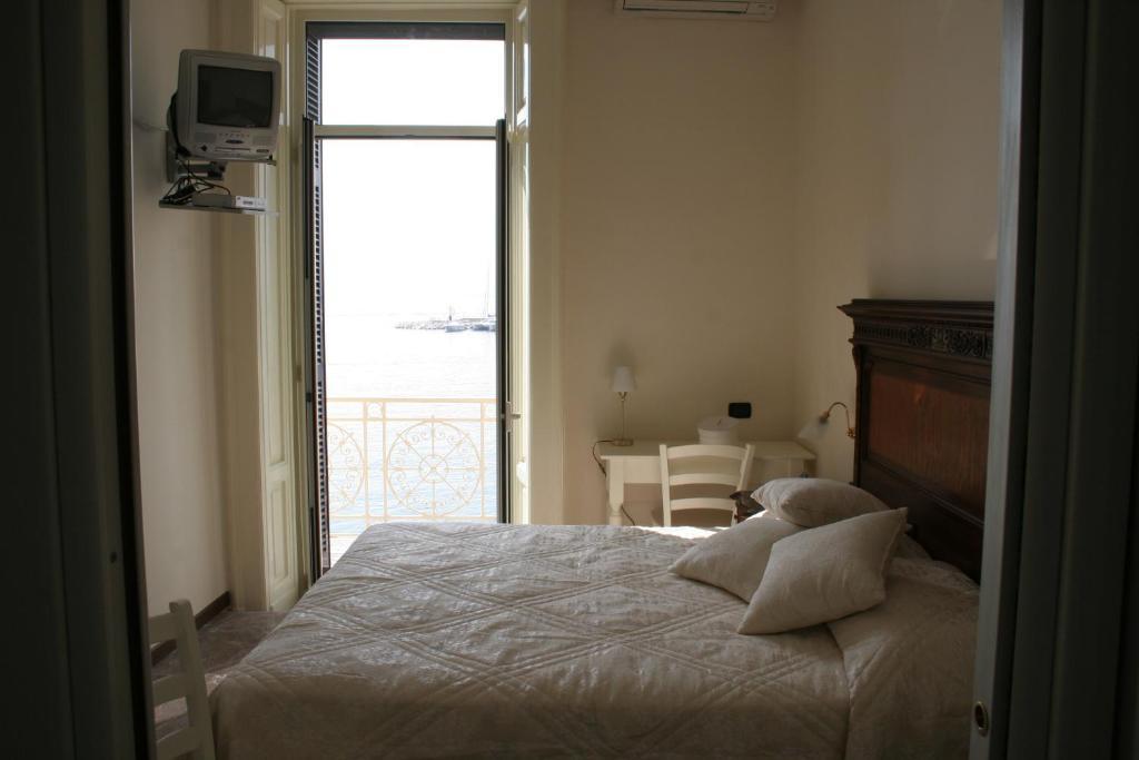 La Dimora Dei Baroni Bed and Breakfast Napoli Værelse billede