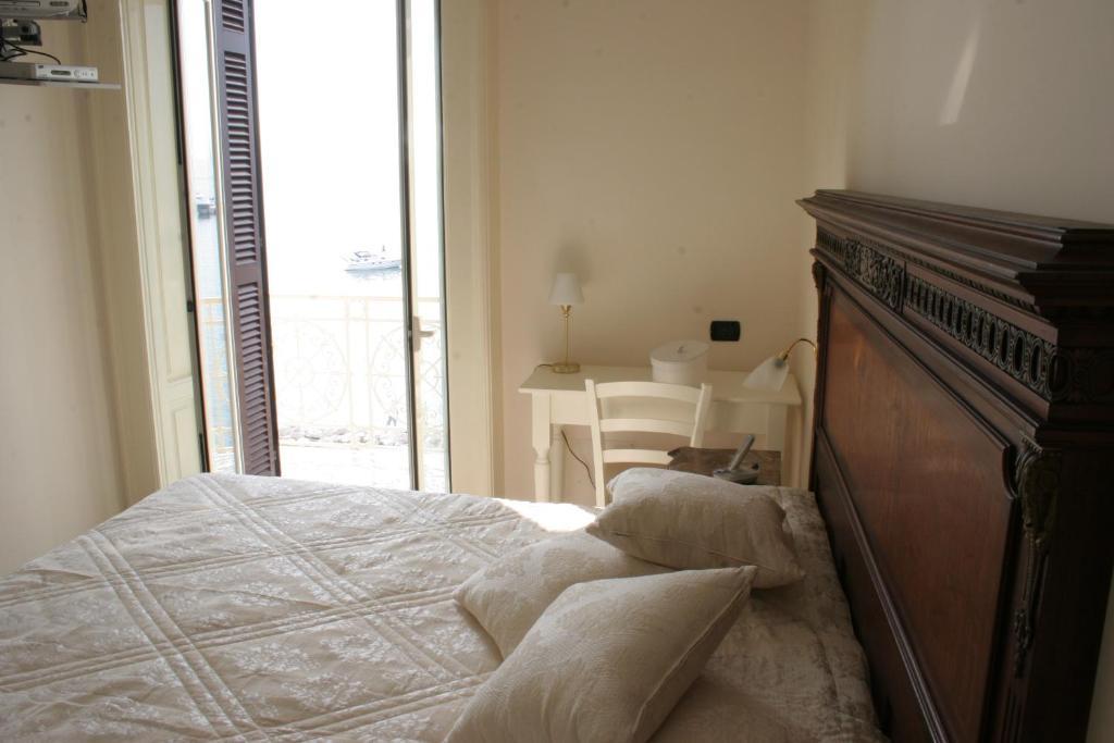 La Dimora Dei Baroni Bed and Breakfast Napoli Værelse billede
