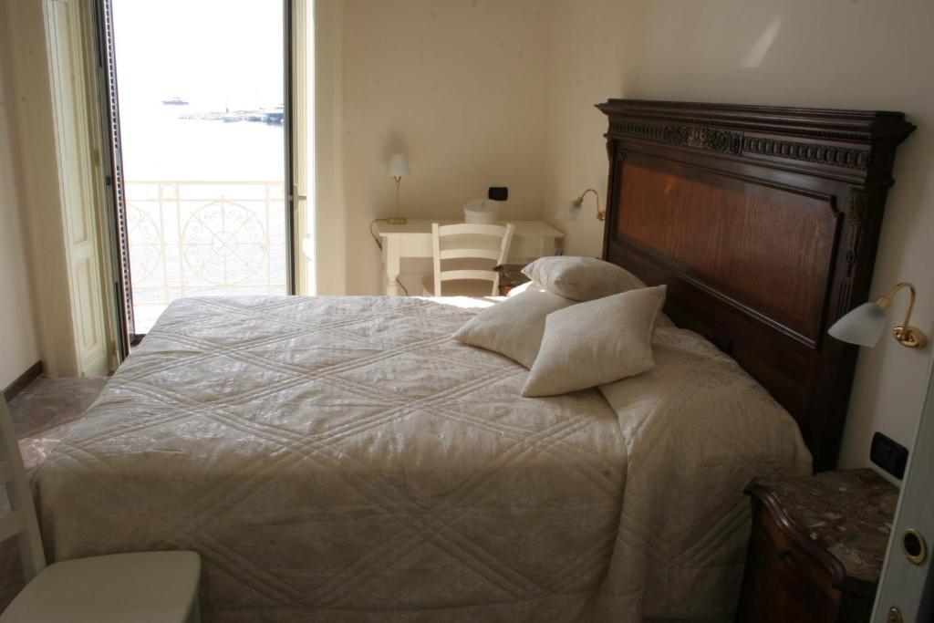 La Dimora Dei Baroni Bed and Breakfast Napoli Værelse billede