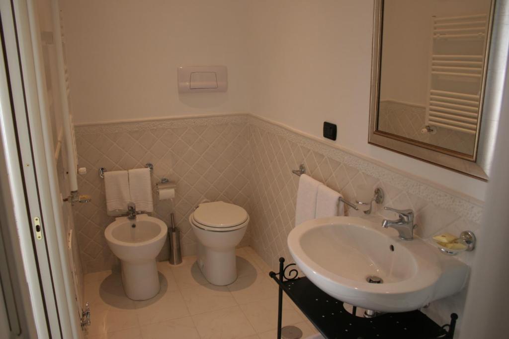 La Dimora Dei Baroni Bed and Breakfast Napoli Værelse billede